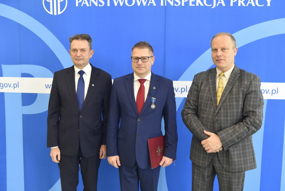 Zdjęcie wspólne, od lewej: Jerzy Łaboński, gen. bryg. Tomasz Michalski, Dariusz Mińkowski. Foto: OIP Wrocław