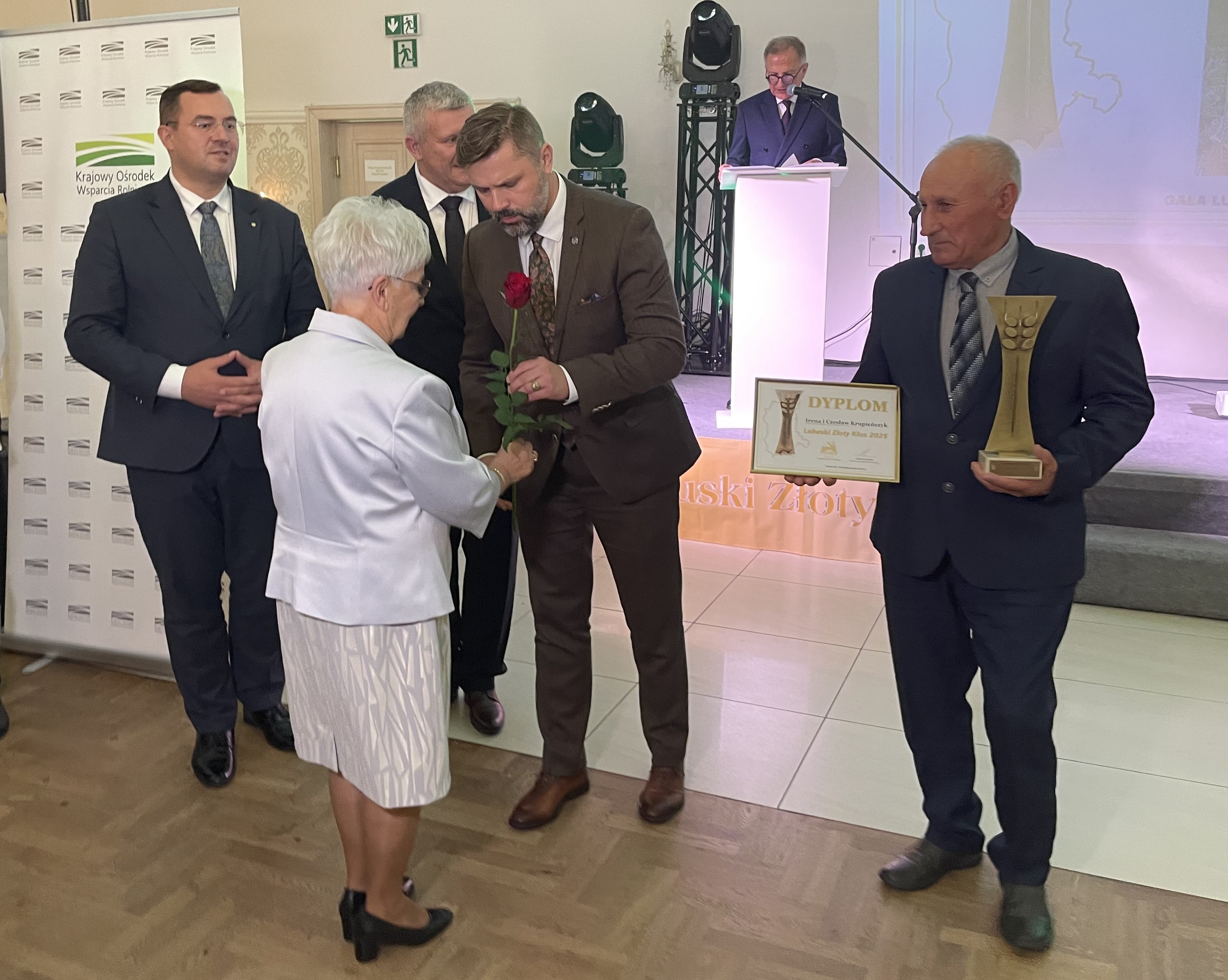 Wręczenie nagrody laureatom