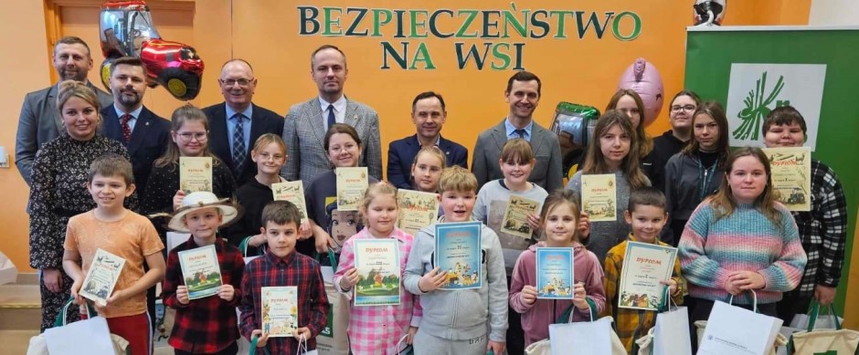 Zdjęcie wspólne uczniów i współorganizatorów