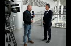 Jerzy Łaboński udziela wywiadu TVP