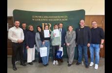 Zdjęcie komisji z laureatami konkursu