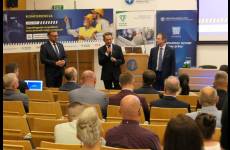 Otwarcie konferencji. Przed uczestnikami stoją okręgowi Inspektorzy pracy i dyrektor UDT