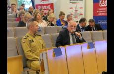 Widok na salę, przemawia Bogusław Motowidełko