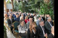 Zgromadzone osoby, widok na salę