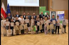 Zdjęcie wspólne uczestników konkursu grupa młodsza z osobami przekazującymi nagrody w sali Urzędu