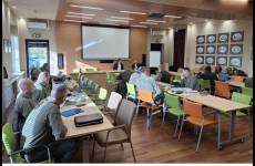 Widok na salę szkoleniową. Uczestnicy spotkania siedzą przy stołach