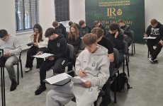 Uczestnicy_rozwiazuja_test