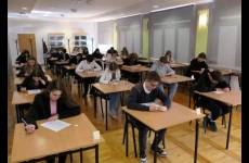 Uczniowie_rozwiazuja_test_original