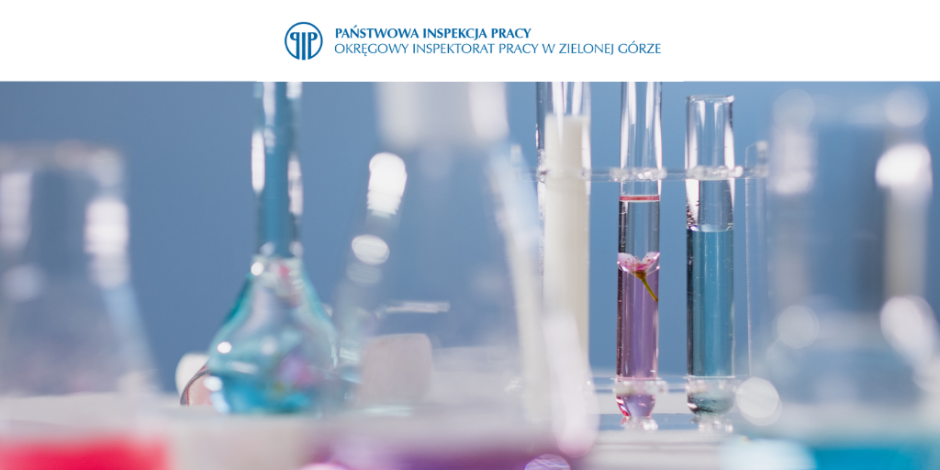Zdjęcie naczynia laboratoryjne z kolorowymi płynami