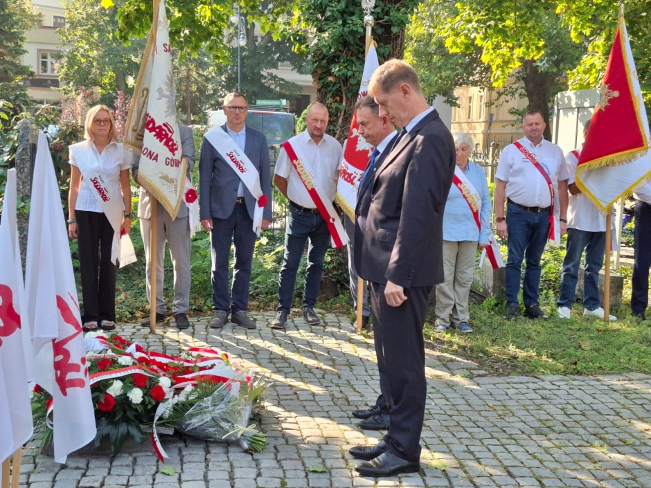 Przedstawiciele OIP składają kwiaty pod Pomnikiem Robotników w Zielonej Górze