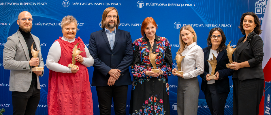 Zdjęcie wspólne laureatów nagrody z Głównym Inspektorem Pracy