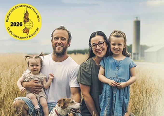 Fragment plakatu: uśmiechnięte osoby: mężczyzna, kobieta, dwie dziewczynki, przy nich siedzi pies, w tle dojrzewające w polu zboże