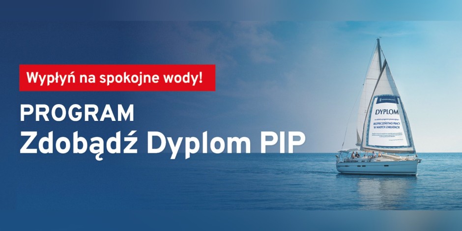 Plakat programu. Napis Program Zobądź Dyplom PIP na niebieskim tle. Po prawej stronie biała żaglówka na spokojnej tafli wody,  błękitne niebo w tle.